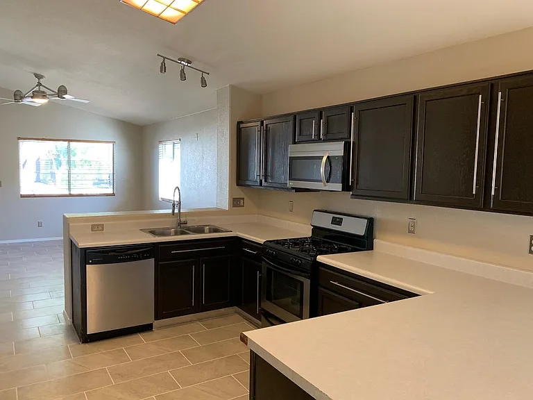 8824 S Desert Rainbow Dr — Photo 6