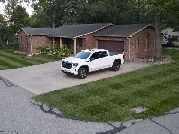 509 E Woodlawn Dr, Winamac, IN 46996