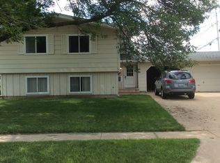 4 26th Ave SW, Cedar Rapids, IA 52404
