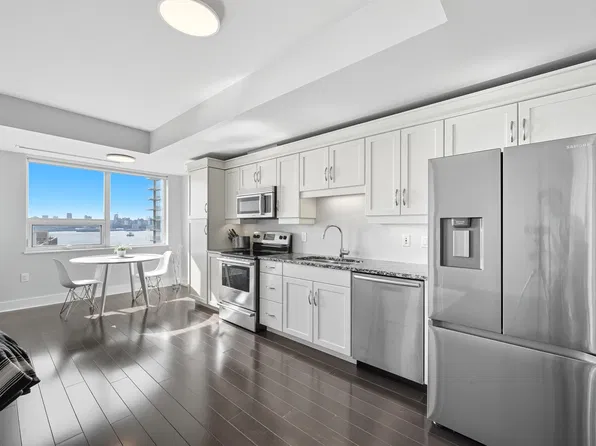 31 Kings Wharf Pl #605, Halifax, NS B2Y 0C1