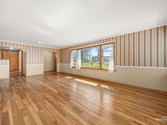3rd image of 39W258 Seavey Rd