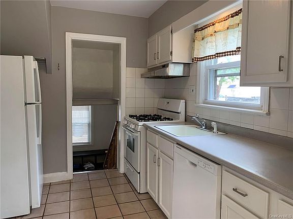 5th image of 9 Winthrop Ln