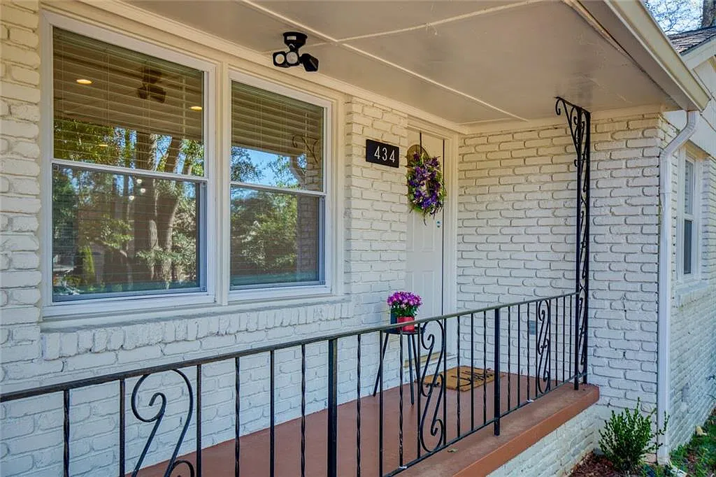 3 bed, 1.0 bath, 990 sqft, $2,300 — Photo 3