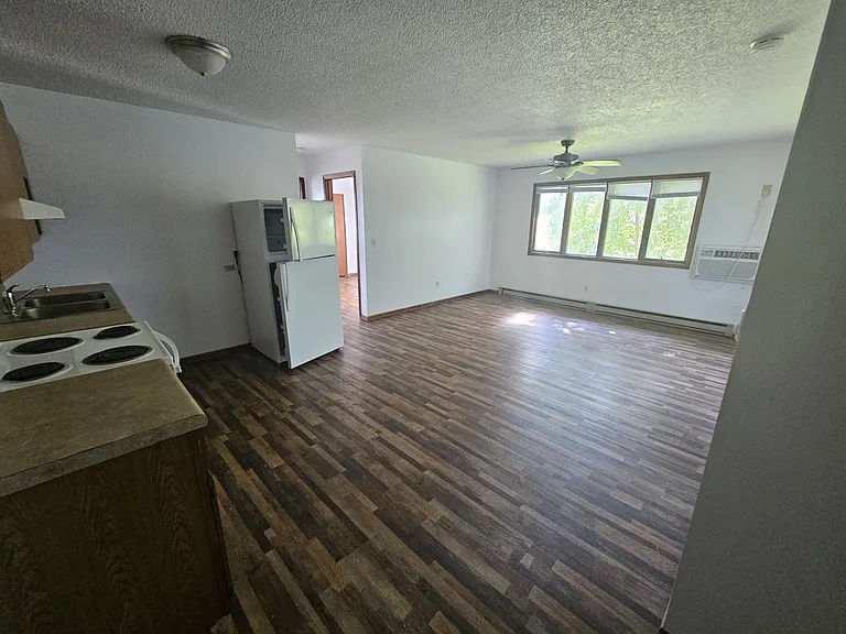 1097 Oakview Dr — Photo 3