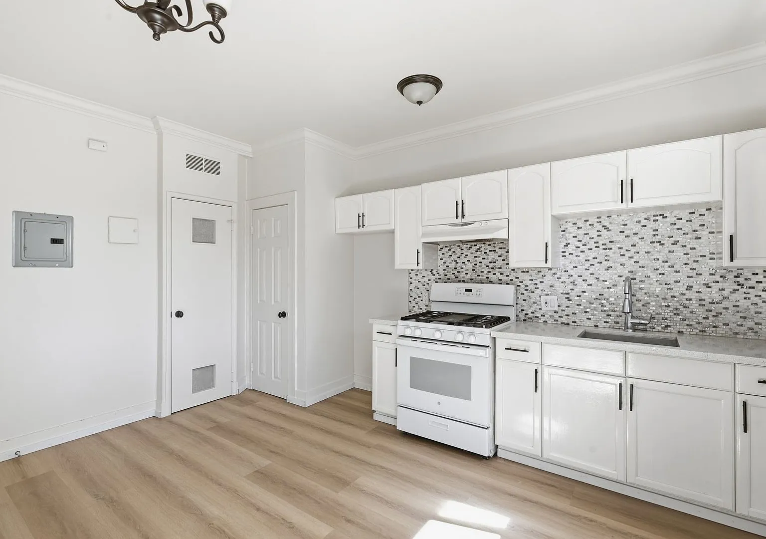1444 W 28th St — Photo 3