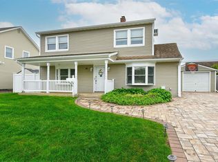 26 Corncrib Ln, Levittown, NY 11756