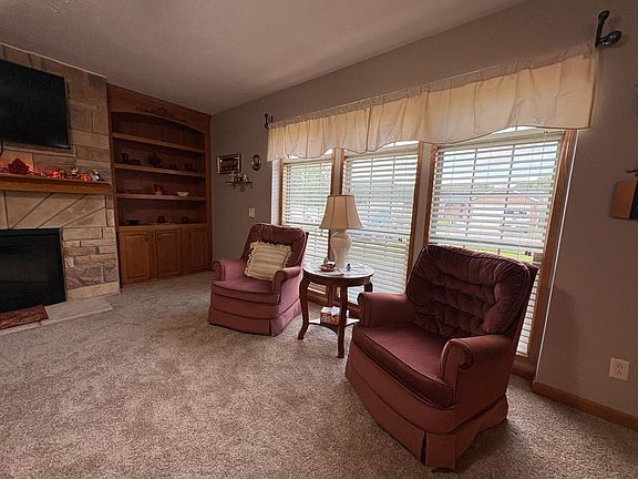 4th image of 107 Poplar St