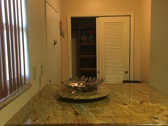 Kitchen (Pantry & Island)