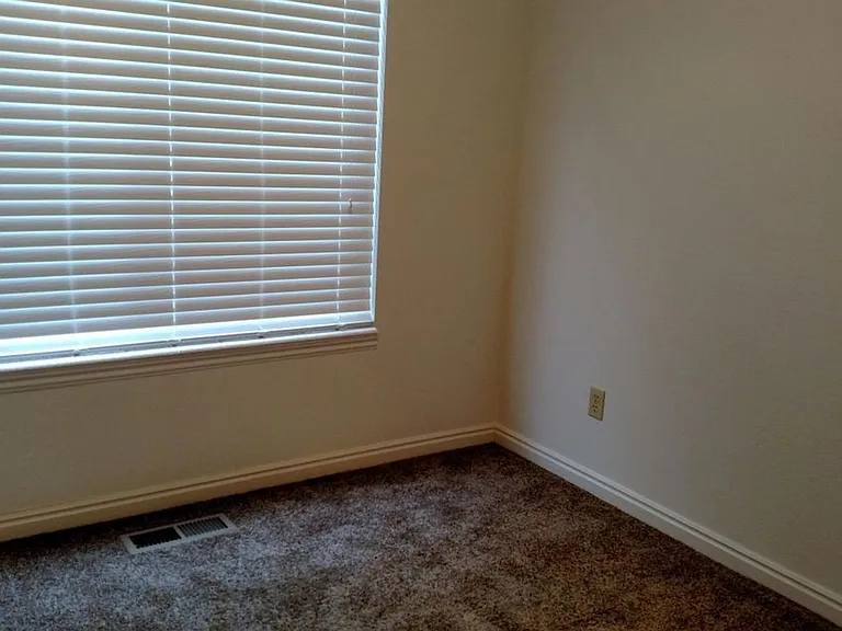 180 N 1100 E #16 — Photo 7