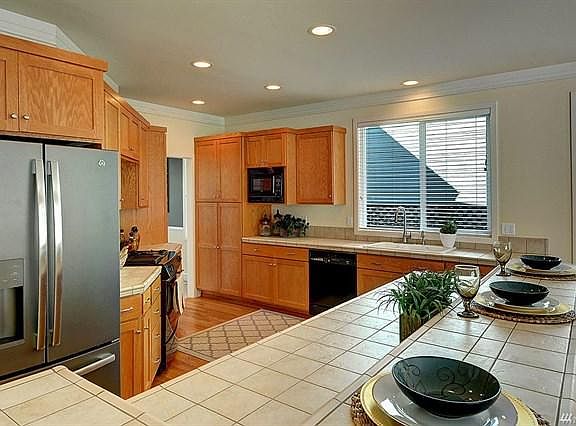 4th image of 1561 NE Iris St