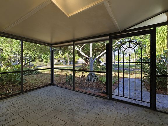 3rd image of 4652 Siesta Cir