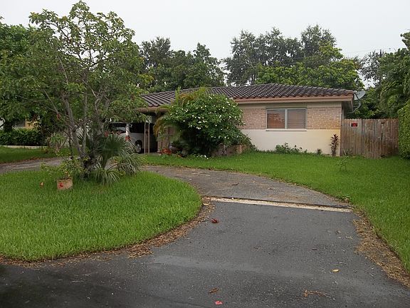 2nd image of 711 NE 49th St