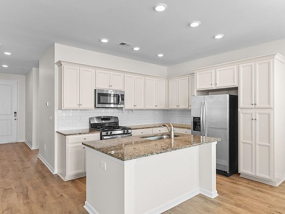 5th image of 4723 Cloisters Ln.