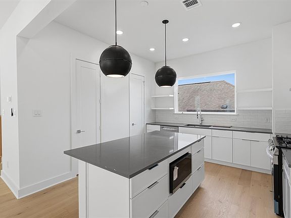 3rd image of 904 Kern St #B