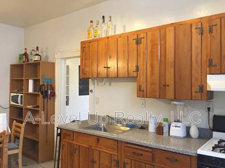 723 E 6th St — Photo 6