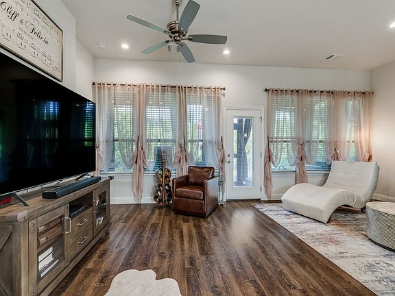 4th image of 921 Hearthside Way