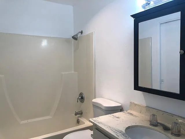 888 Greenfield Ave #F — Photo 10