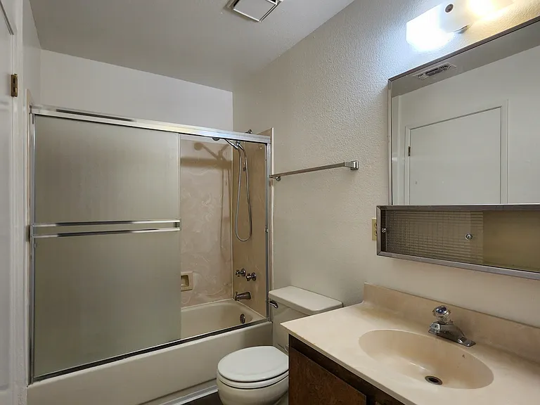 1115 N Lincoln St #B — Photo 4