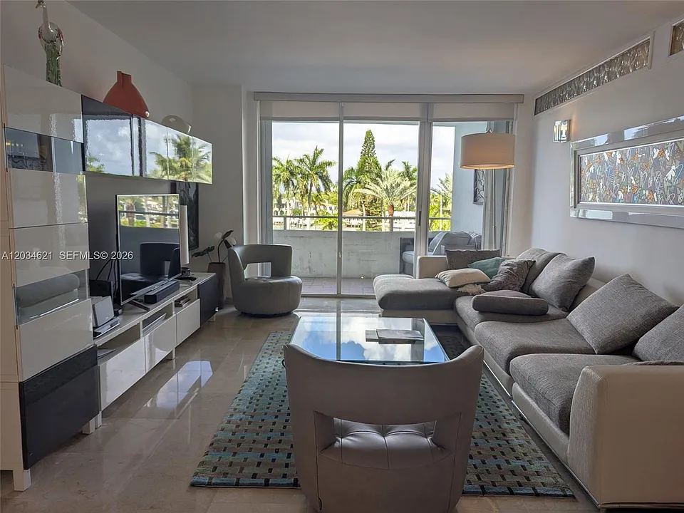 5161 Collins Ave #518