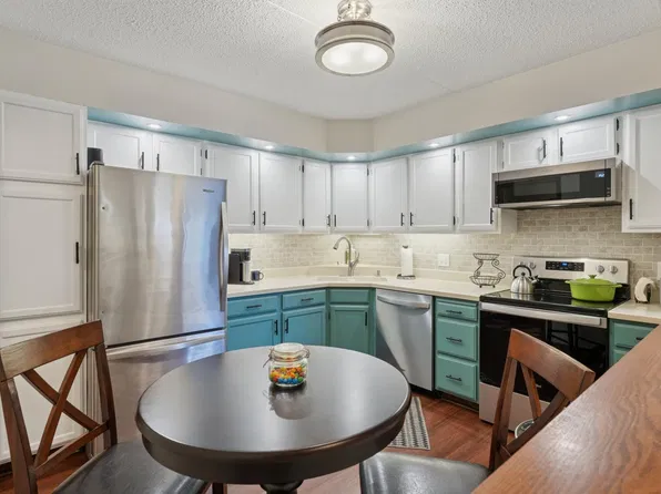 2445 Londin Ln E APT 212, Maplewood, MN 55119