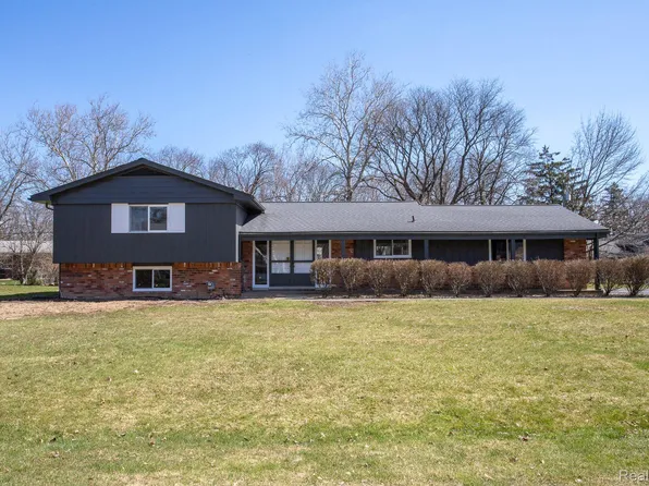 6701 Spruce Dr, Bloomfield Hills, MI 48301