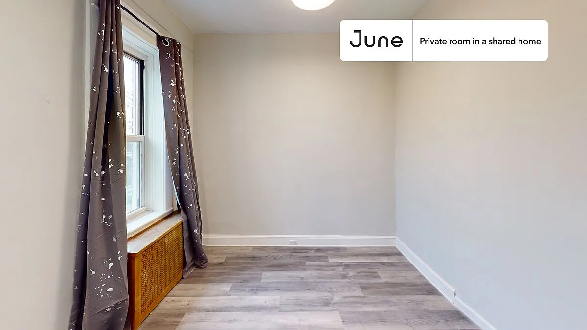 Queen bedroom in 3 bed/1 bath home in Ridgewood #772 C — Photo 3