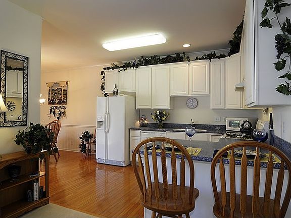 Kitchen w/breakfast bar