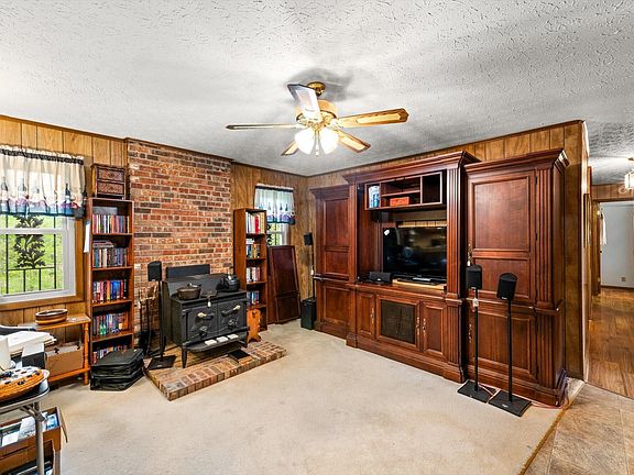 5th image of 1932 Plumb Creek Cir