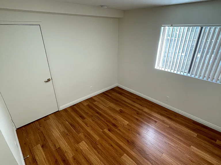1039 Justin Ave — Photo 7