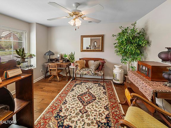 3rd image of 966 Baylor Cir