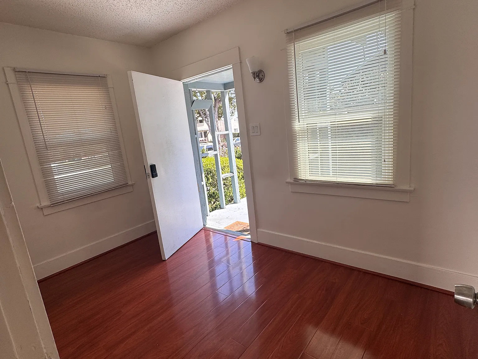 2 bed, 700 sqft, $2,080 — Photo 2