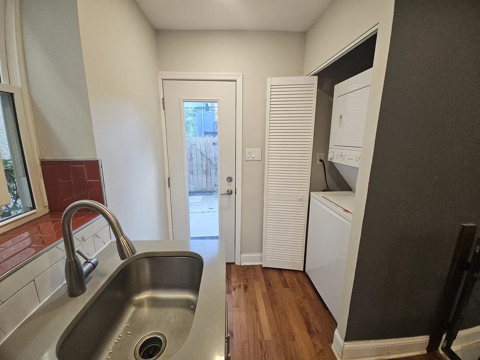 2528 Nicholas St — Photo 4