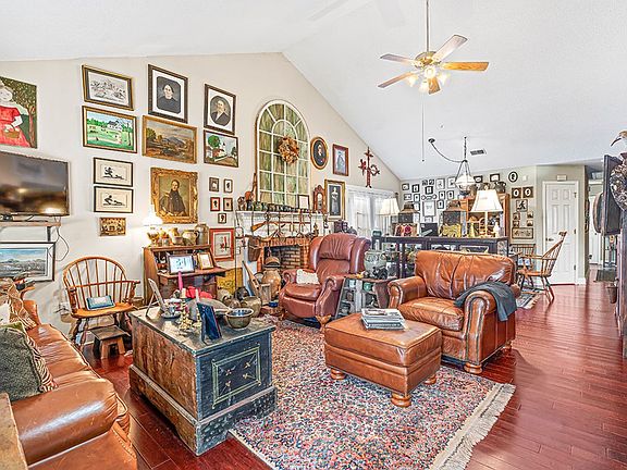3rd image of 115 Cobblestone Ln