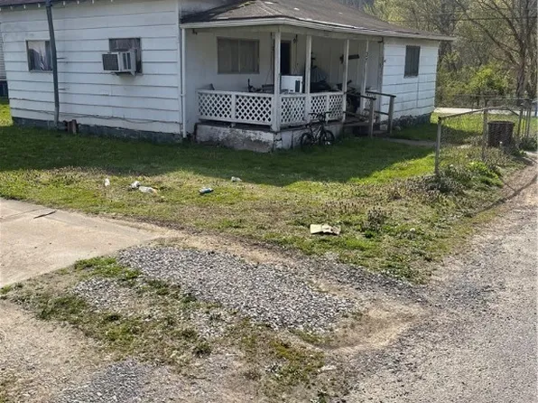 37 Iola St, Chapmanville, WV 25508