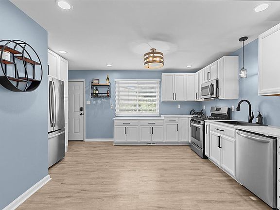 4th image of 11938 Breezemont Dr