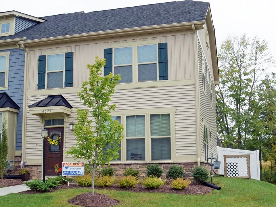 SPACIOUS 3 BEDROOM END UNIT WITH A TWO-CAR GARAGE