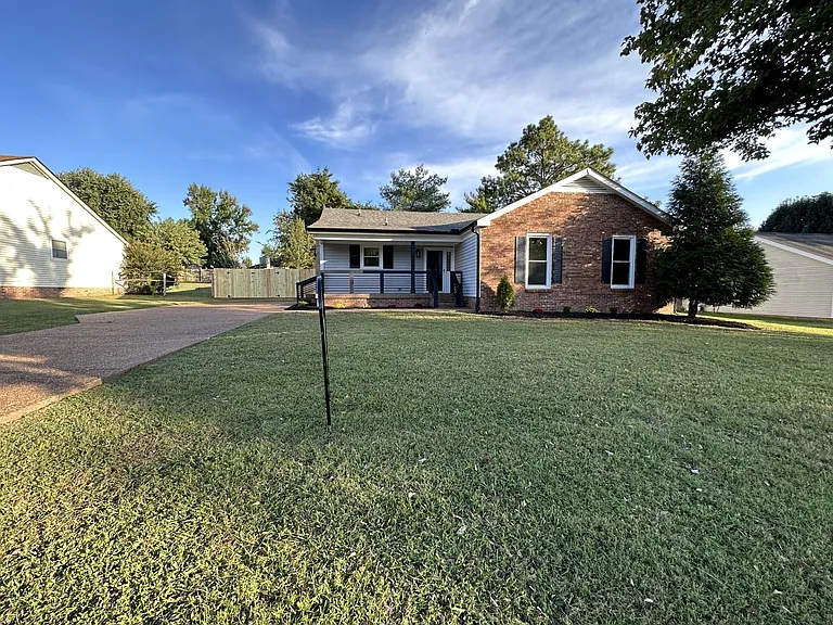 520 Riverview Dr — Photo 3