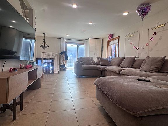 3rd image of 2115 E 70th St