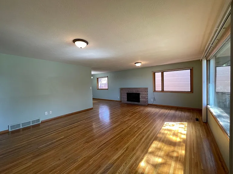 5630 N Greenwood Blvd — Photo 6