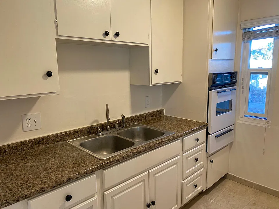 #204 - Kitchen/Sink