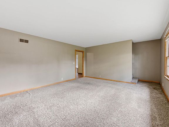 4th image of 109 Sherman Dr