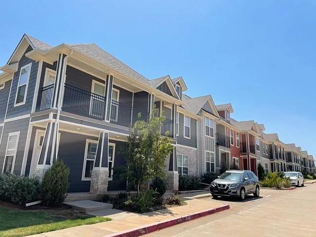 3 bed, 2.5 bath, 1800 sqft, $1,998 — Photo 2