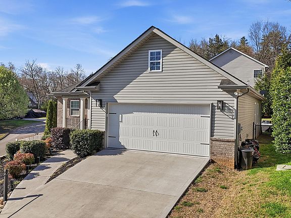 3rd image of 1125 Maples Glen Ln