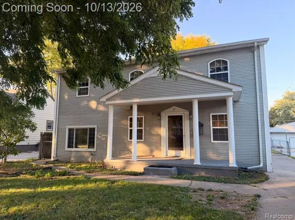 22105 Ridgeway St, Saint Clair Shores, MI 48080