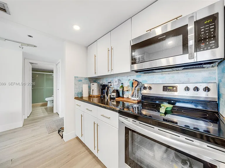 7601 E Treasure Dr #923 — Photo 10