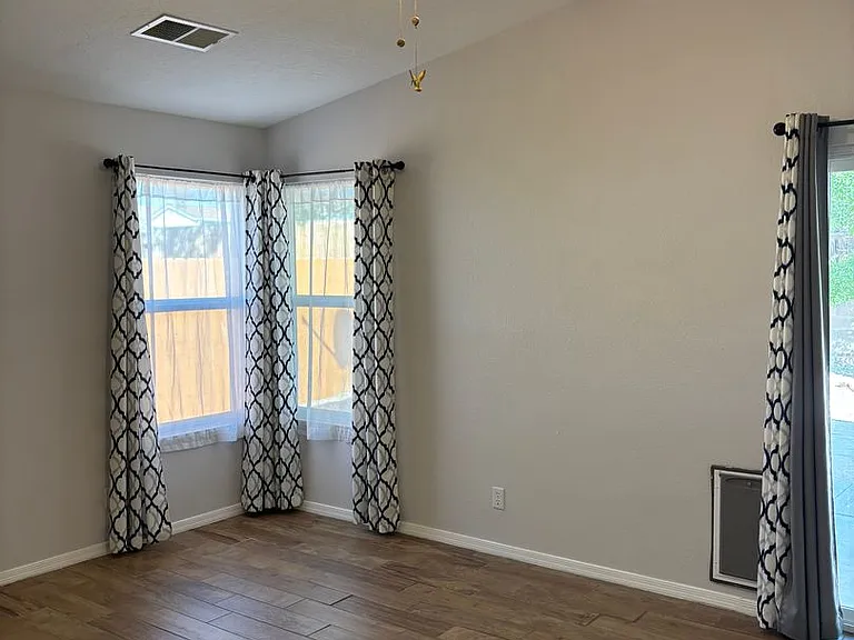 2125 Sierra Ln NE — Photo 5