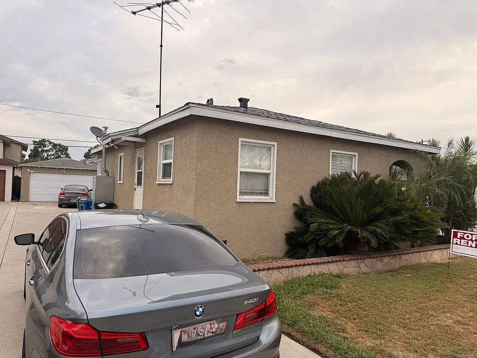 8369 La Villa St