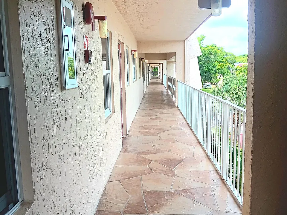 1030 Country Club Dr #401
