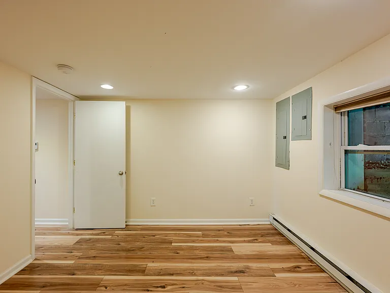 1234 E St NE — Photo 10