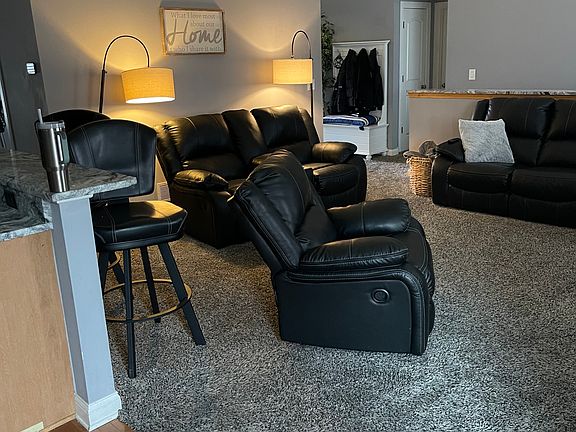 2nd image of 640 SE Cardinal Ln